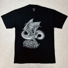 画像1: 「KIRKLAND(カークランド)」MC ESCHER エッシャー 騙し絵 ドラゴン プリント Tシャツ (1)