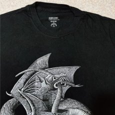 画像3: 「KIRKLAND(カークランド)」MC ESCHER エッシャー 騙し絵 ドラゴン プリント Tシャツ (3)