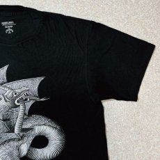 画像4: 「KIRKLAND(カークランド)」MC ESCHER エッシャー 騙し絵 ドラゴン プリント Tシャツ (4)