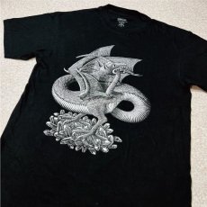 画像15: 「KIRKLAND(カークランド)」MC ESCHER エッシャー 騙し絵 ドラゴン プリント Tシャツ (15)