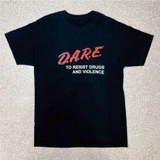 画像1: 「D.A.R.E.(デア)」薬物乱用予防 薬物と暴力に抵抗する プリント Tシャツ (1)