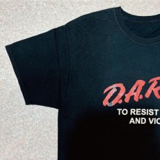 画像2: 「D.A.R.E.(デア)」薬物乱用予防 薬物と暴力に抵抗する プリント Tシャツ (2)