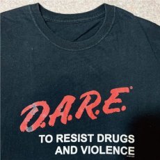 画像3: 「D.A.R.E.(デア)」薬物乱用予防 薬物と暴力に抵抗する プリント Tシャツ (3)