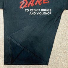 画像7: 「D.A.R.E.(デア)」薬物乱用予防 薬物と暴力に抵抗する プリント Tシャツ (7)