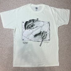 画像1: 「GILDAN(ギルダン)」MC ESCHER エッシャー 騙し絵 Drawing Hands 描く手 プリント Tシャツ (1)