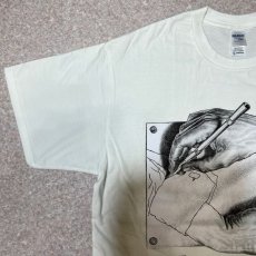 画像2: 「GILDAN(ギルダン)」MC ESCHER エッシャー 騙し絵 Drawing Hands 描く手 プリント Tシャツ (2)