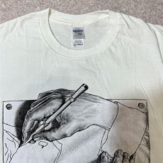 画像3: 「GILDAN(ギルダン)」MC ESCHER エッシャー 騙し絵 Drawing Hands 描く手 プリント Tシャツ (3)