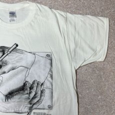 画像4: 「GILDAN(ギルダン)」MC ESCHER エッシャー 騙し絵 Drawing Hands 描く手 プリント Tシャツ (4)