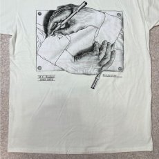 画像5: 「GILDAN(ギルダン)」MC ESCHER エッシャー 騙し絵 Drawing Hands 描く手 プリント Tシャツ (5)