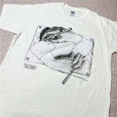 画像15: 「GILDAN(ギルダン)」MC ESCHER エッシャー 騙し絵 Drawing Hands 描く手 プリント Tシャツ (15)