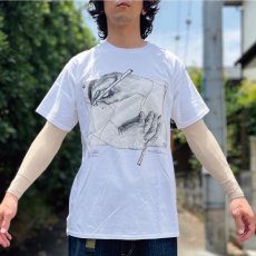 画像16: 「GILDAN(ギルダン)」MC ESCHER エッシャー 騙し絵 Drawing Hands 描く手 プリント Tシャツ (16)